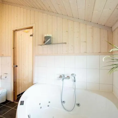 Spacious Near Seabeach *